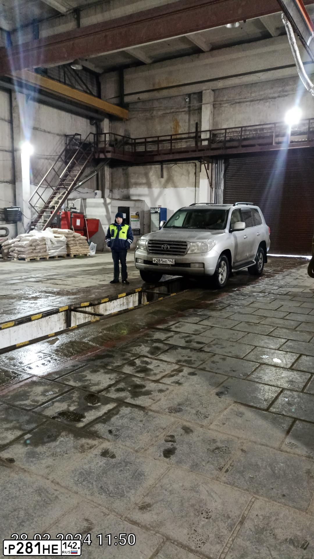 Фото автомобиля TOYOTA LAND CRUISER 200, 2008 — госномер М136ХТ134. Цвет: Серебристый