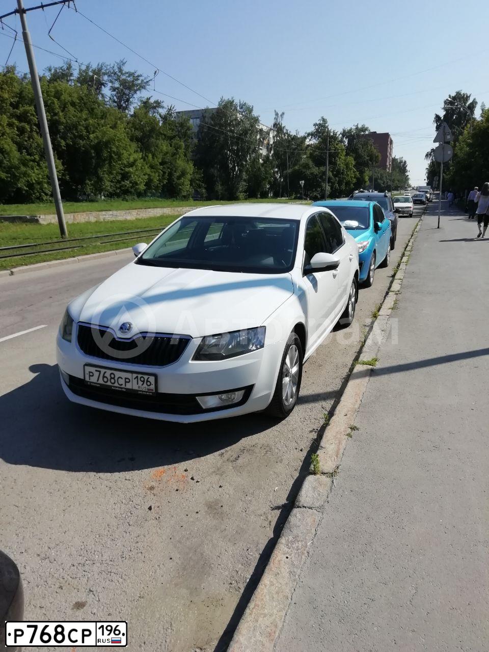 Фото автомобиля SKODA OCTAVIA, 2016 — госномер Р768СР196. Цвет: Белый
