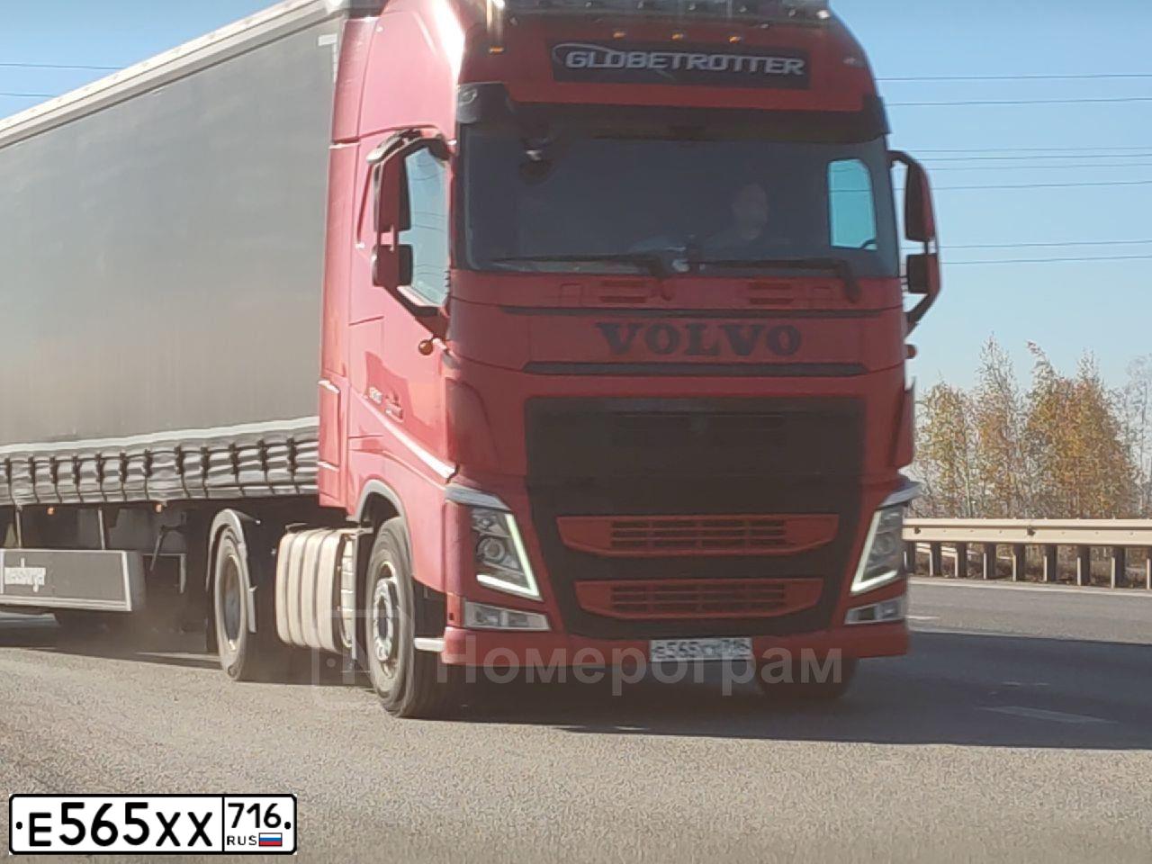 Фото автомобиля LADA XRAY, 2016 — госномер Е565ХХ716. Цвет: КОМБИН: КРАСНЫЙ, ЧЕРНЫЙ