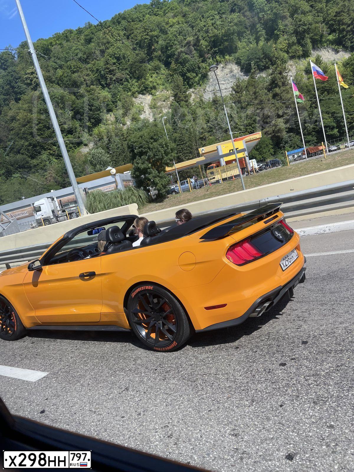 Фото автомобиля FORD MUSTANG, 2018 — госномер Х298НН797. Цвет: Оранжевый