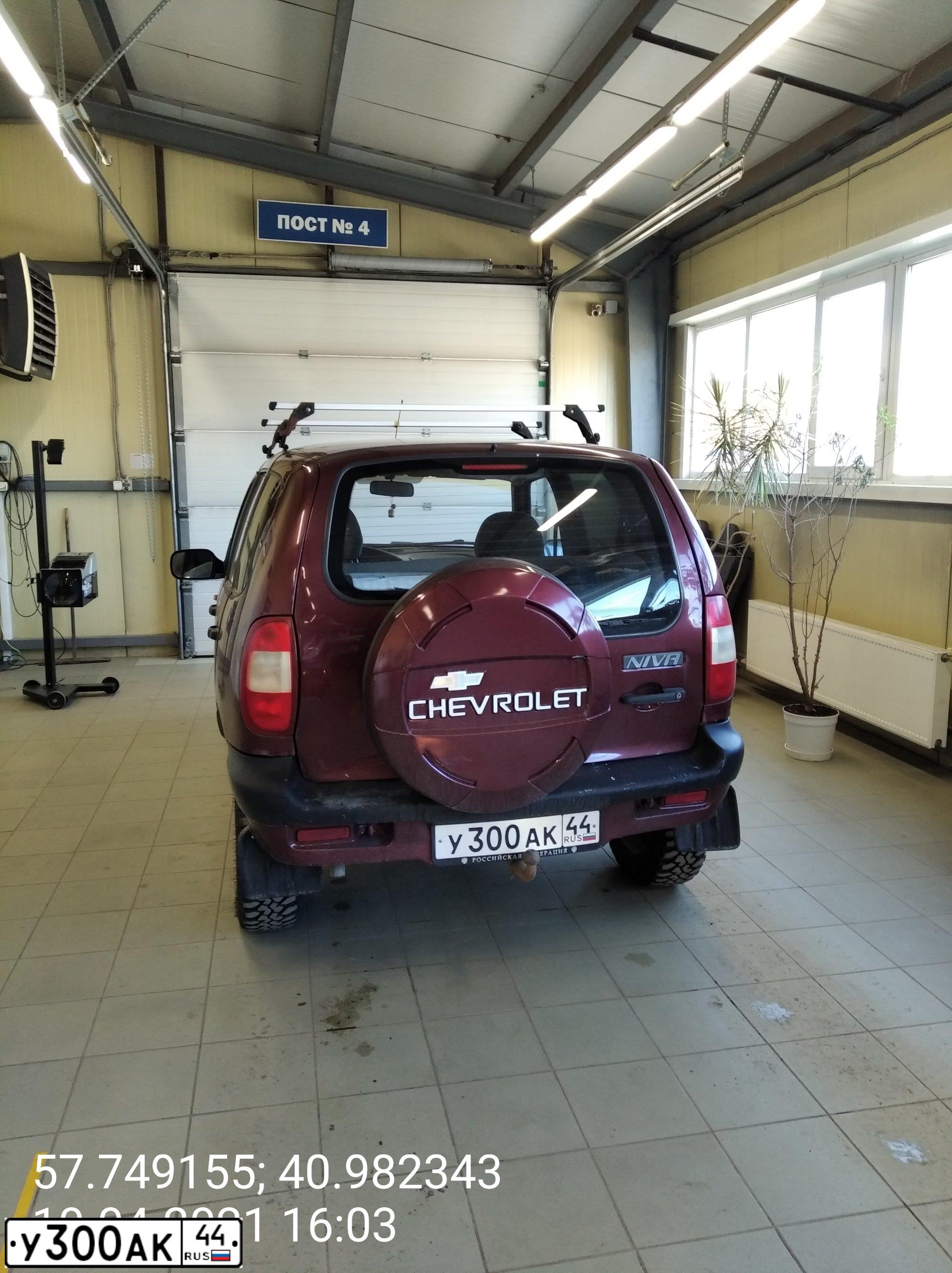 Фото автомобиля CHEVROLET NIVA, 2004 — госномер У300АК44. Цвет: СЕРЕБРИСТЫЙ ЯРКО-КРАСНЫЙ