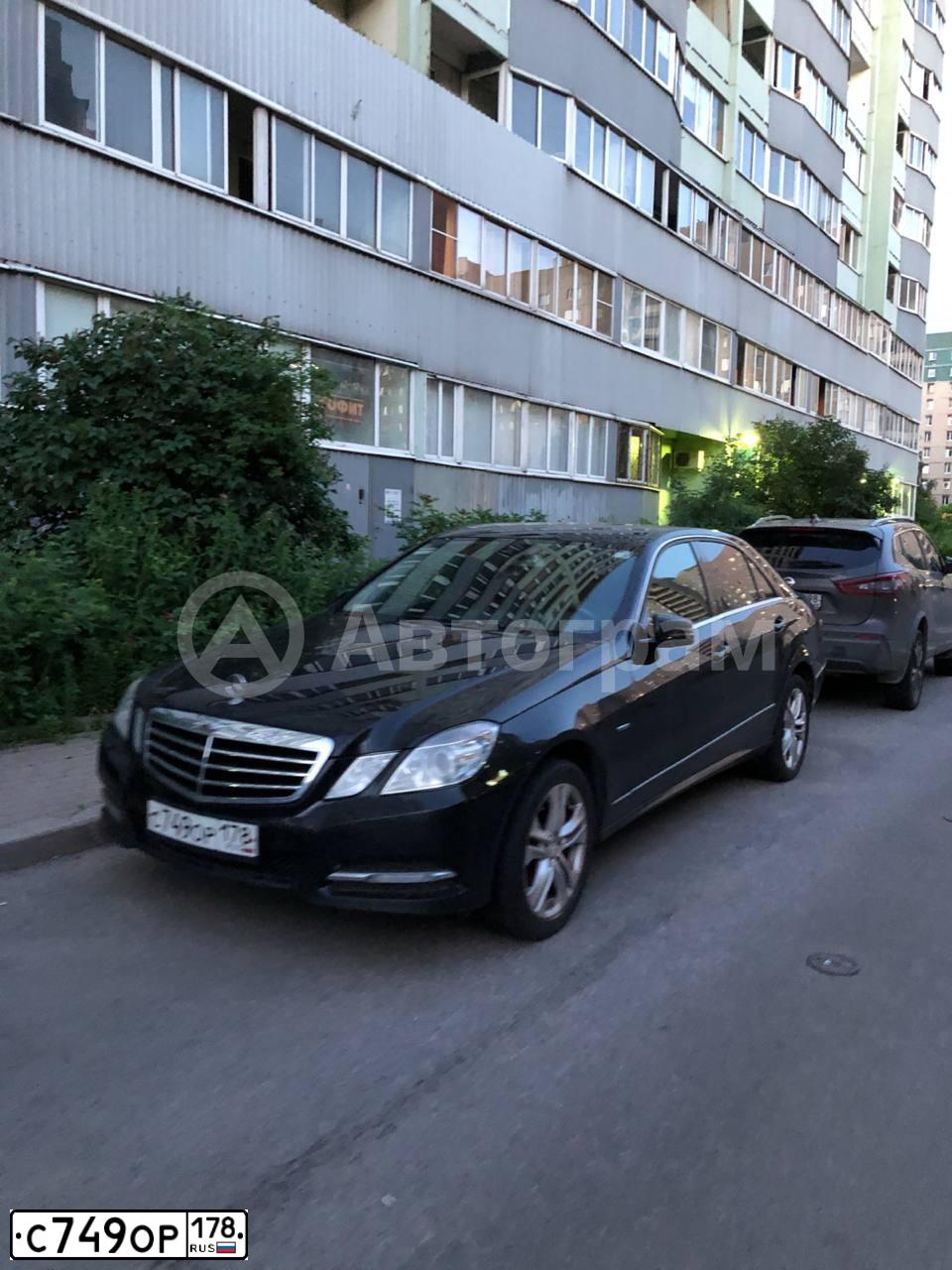 Фото автомобиля MERCEDES E-KLASSE, 2011 — госномер С749ОР178. Цвет: ЧЕРНЫЙ