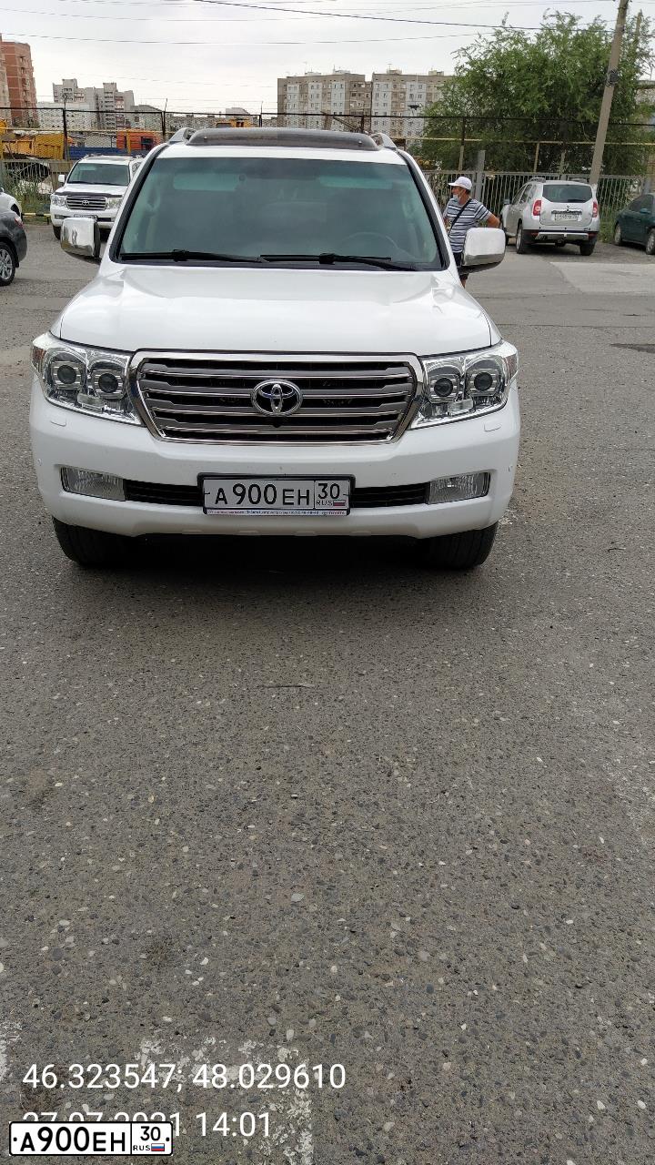 Фото автомобиля TOYOTA LANDCRUISER 200, 2011 — госномер А900ЕН30. Цвет: Белый