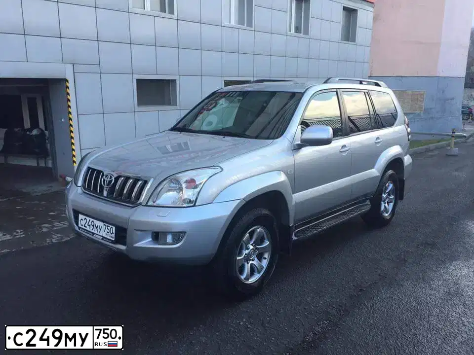 Фото автомобиля TOYOTA LANDCRUISER, 2006 — госномер Х577ХК777. Цвет: СЕРЕБРИСТЫЙ