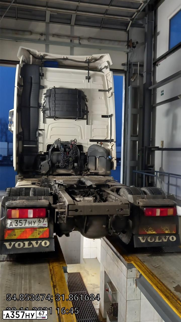 Фото автомобиля VOLVO SERIE FH /4X2/, 2015 — госномер К424АМ147. Цвет: Белый