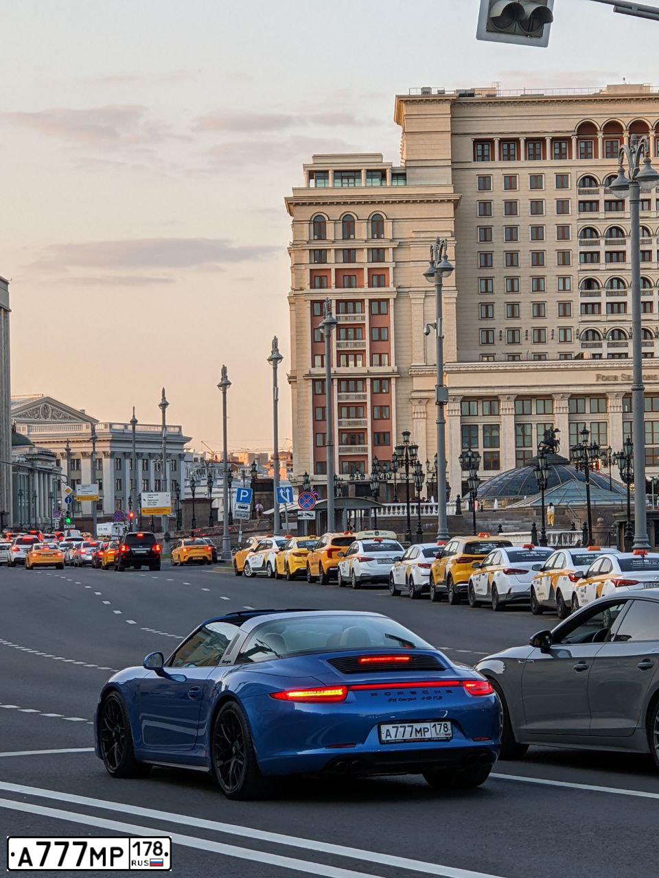 Фото автомобиля PORSCHE 911, 2015 — госномер А777МР178. Цвет: СИНИЙ