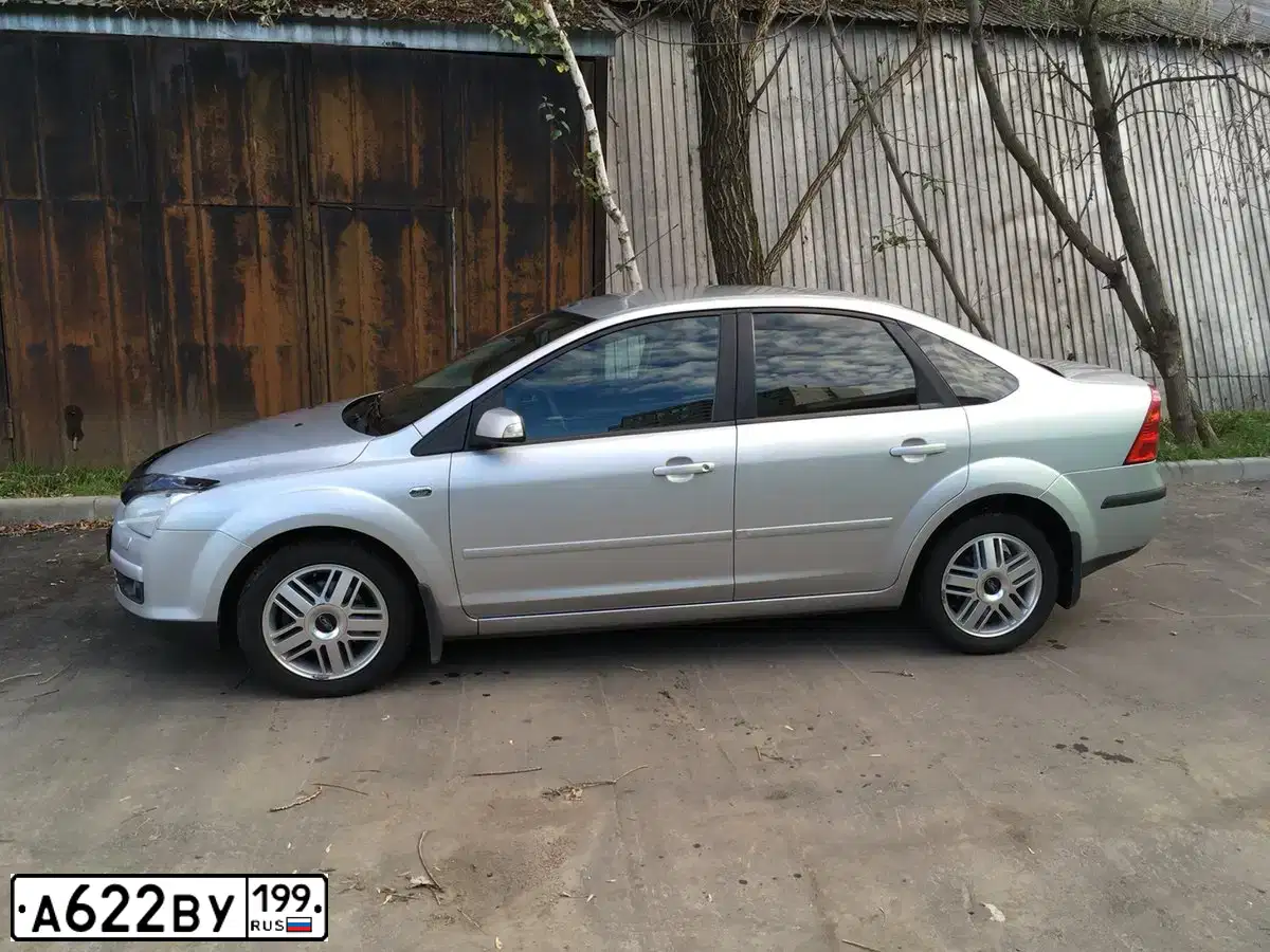Фото автомобиля FORD FOCUS, 2007 — госномер А622ВУ199. Цвет: Серебристый