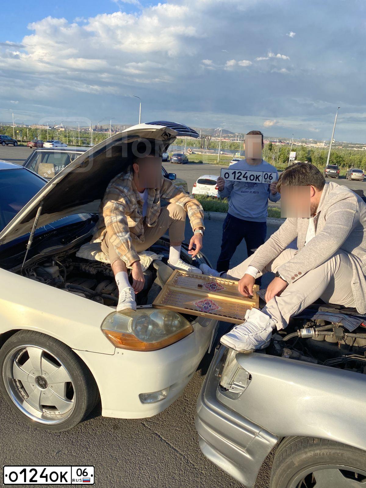 Фото автомобиля MERCEDES E-KLASSE, 1992 — госномер О124ОК06. Цвет: СЕРЫЙ