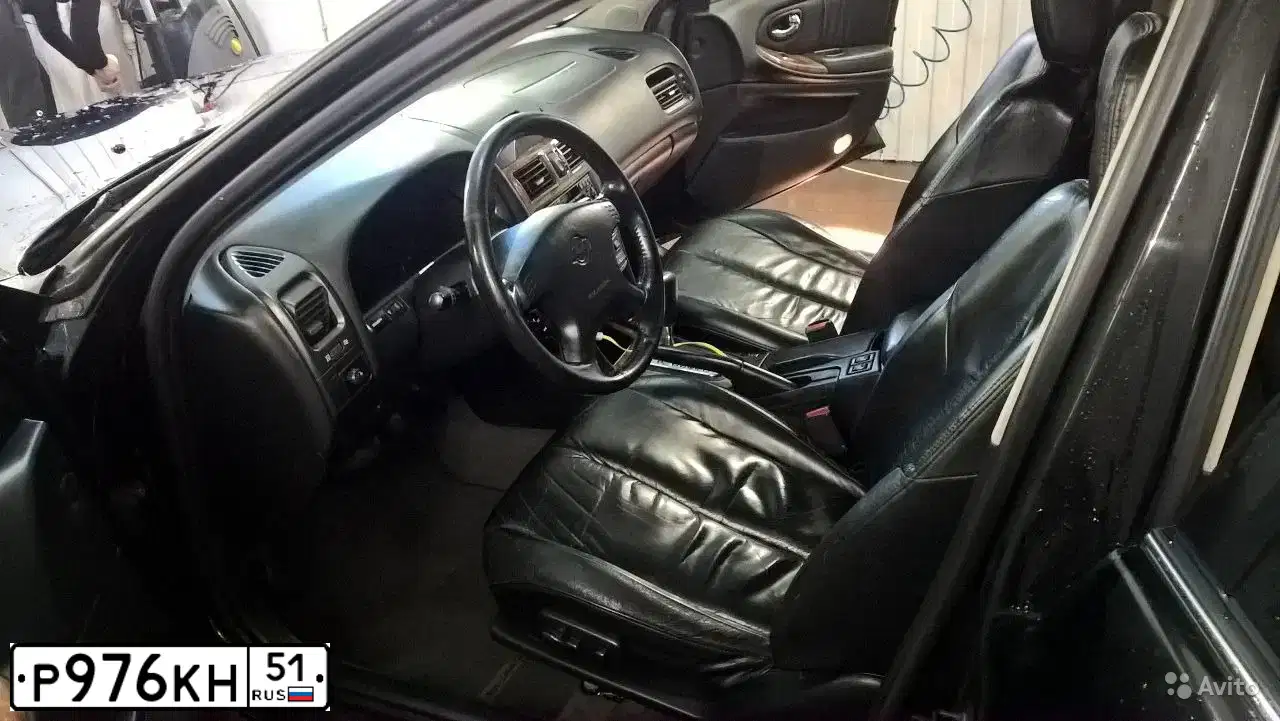 Фото автомобиля NISSAN MAXIMA, 2004 — госномер Р976КН51. Цвет: ЧЕРНЫЙ