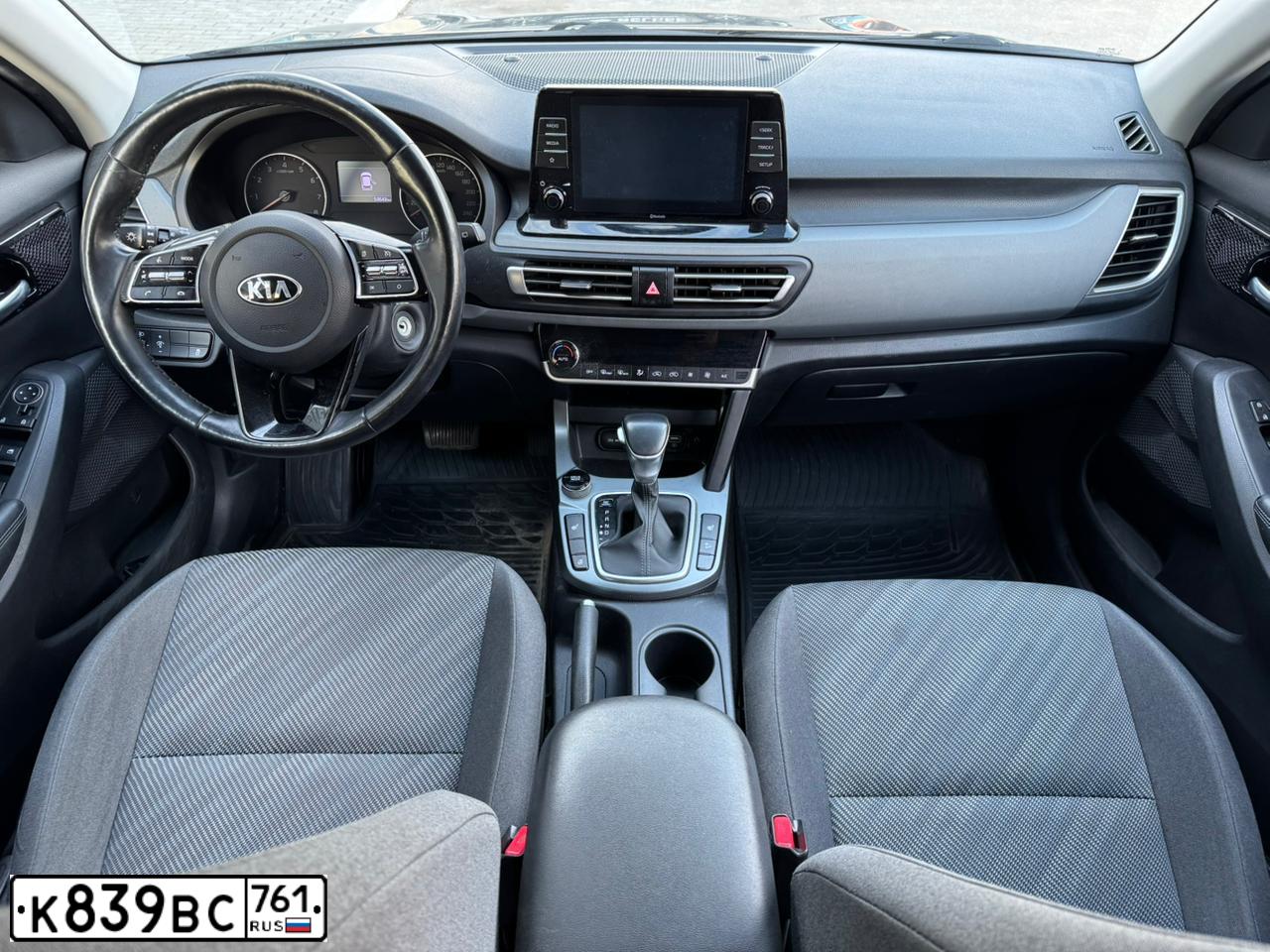 Фото автомобиля KIA SELTOS, 2020 — госномер К839ВС761. Цвет: СЕРЫЙ