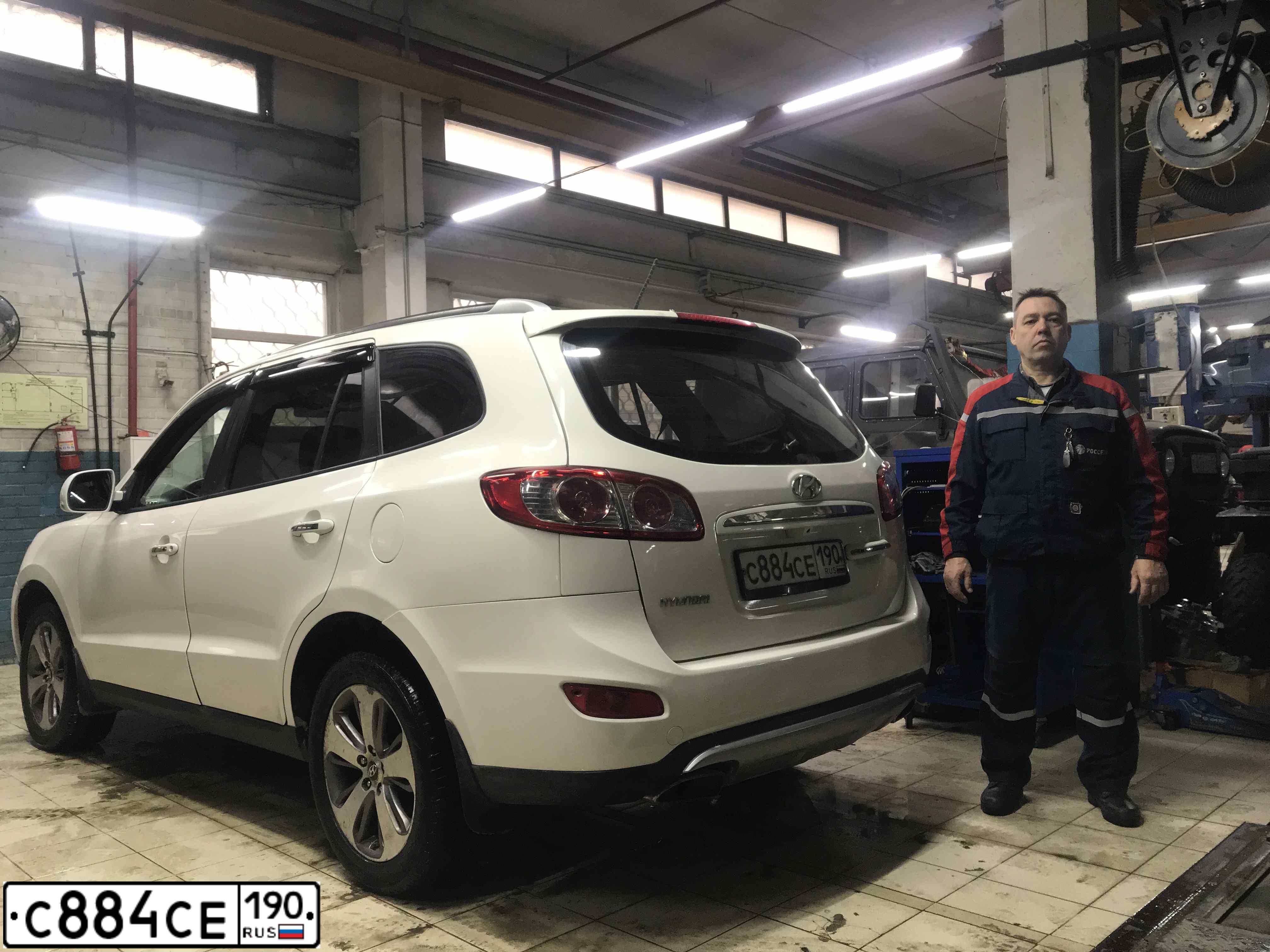 Фото автомобиля HYUNDAI SANTA FE GLS, 2011 — госномер Т484ВХ790. Цвет: Белый