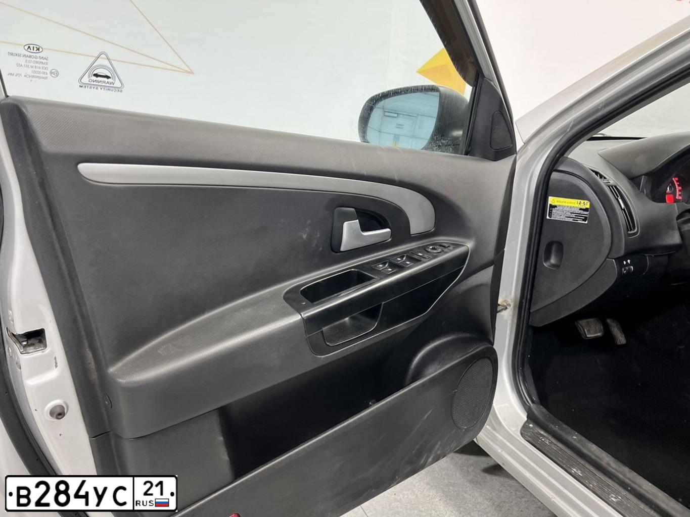 Фото автомобиля KIA CEE'D, 2011 — госномер В284УС21. Цвет: ПЕРЛАМУТРОВО-СЕРЕБРИСТЫЙ