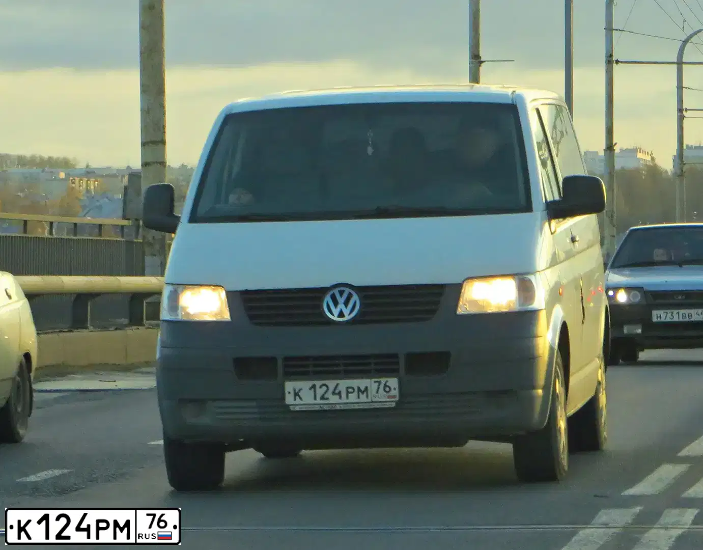 Фото автомобиля VOLKSWAGEN TRANSPORTER, 2006 — госномер Х058ВС76. Цвет: Белый
