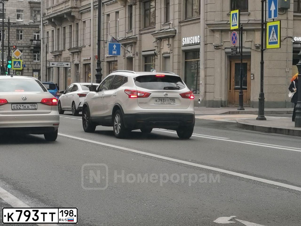 Фото автомобиля NISSAN QASHQAI, 2018 — госномер Н242ТР35. Цвет: Белый