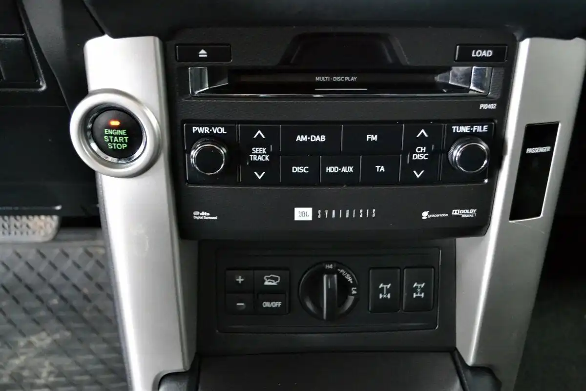 Фото автомобиля TOYOTA LANDCRUISER, 2012 — госномер У378КР76. Цвет: СЕРЫЙ