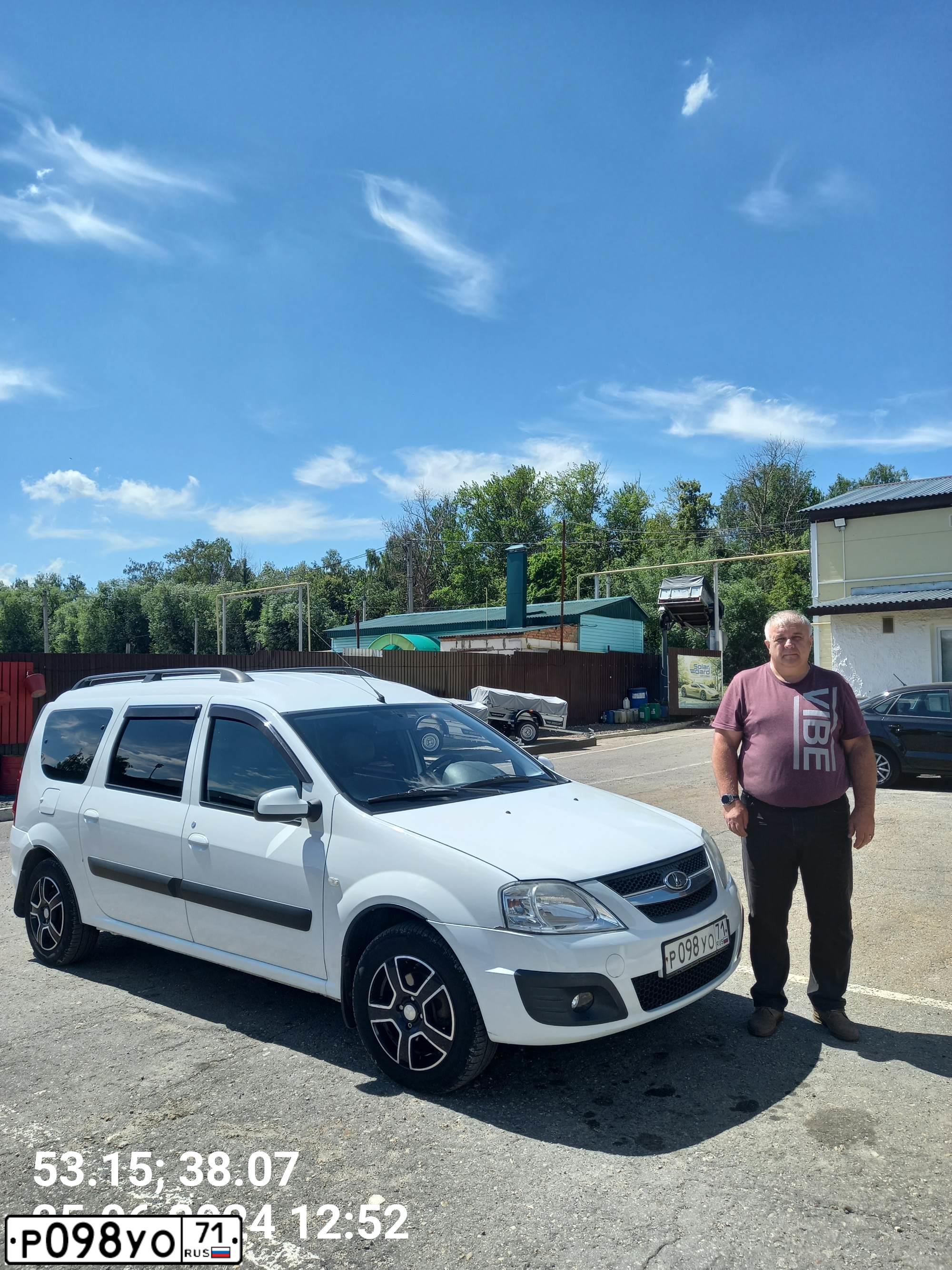 Фото автомобиля LADA LARGUS, 2015 — госномер Х228НЕ136. Цвет: Белый