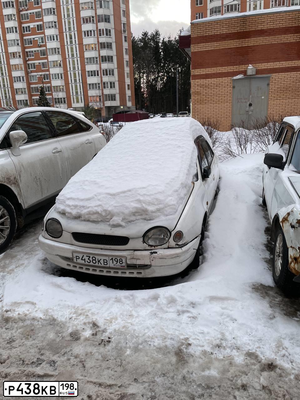 Фото автомобиля TOYOTA COROLLA, 1998 — госномер Х477МТ790. Цвет: Белый