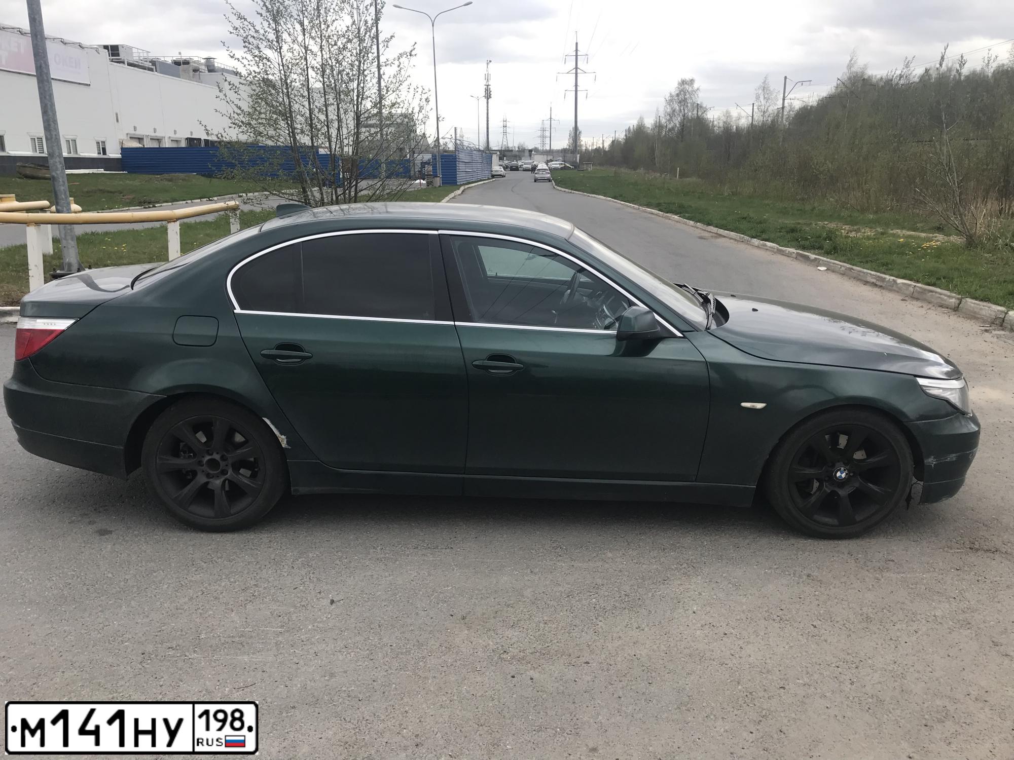 Фото автомобиля BMW 520, 2009 — госномер Е218ВН147. Цвет: Темно-зеленый