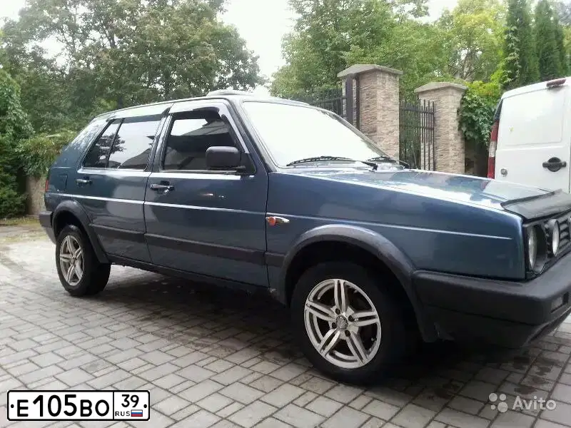 Фото автомобиля VOLKSWAGEN GOLF, 1988 — госномер Е105ВО39. Цвет: синий