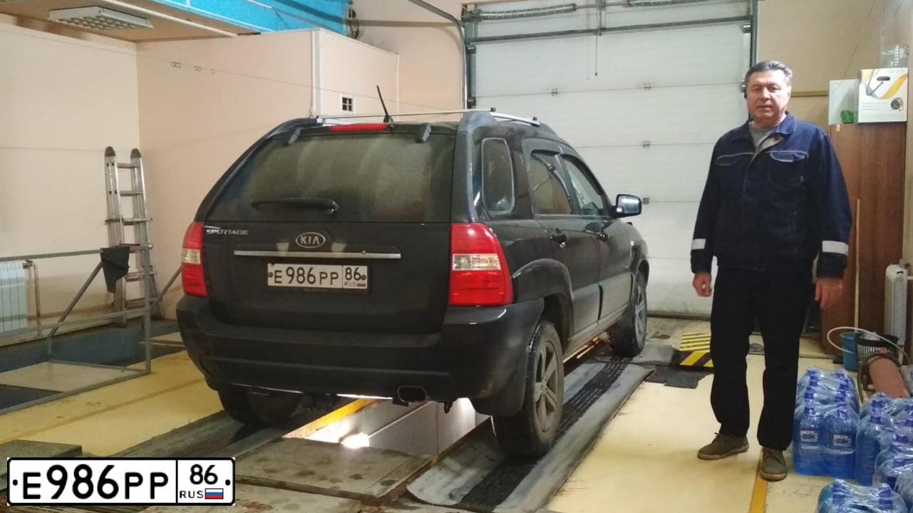 Фото автомобиля KIA SPORTAGE, 2007 — госномер Е986РР86. Цвет: ЧЕРНЫЙ
