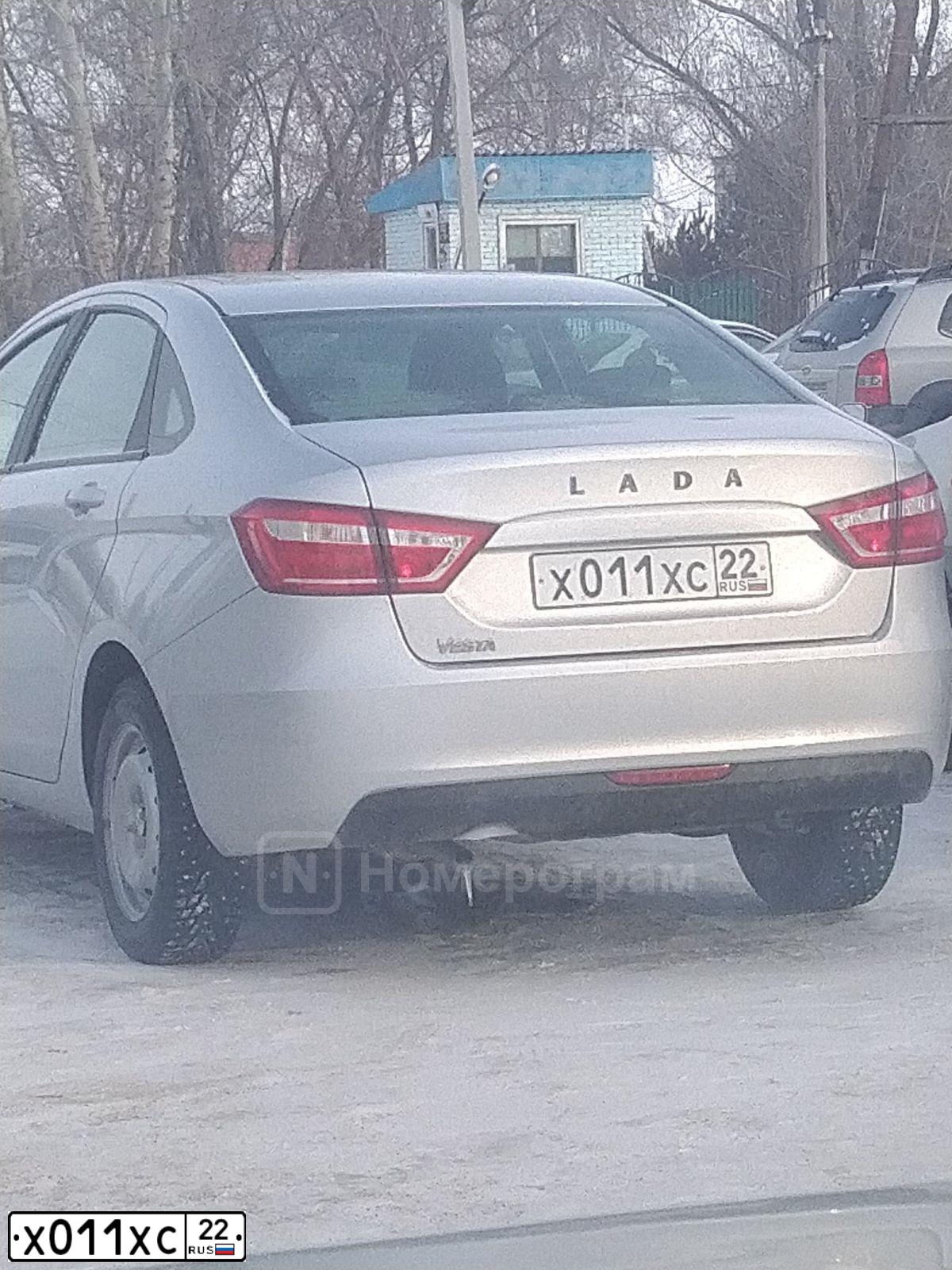 Фото автомобиля LADA VESTA, 2019 — госномер Х011ХС22. Цвет: СЕРЫЙ