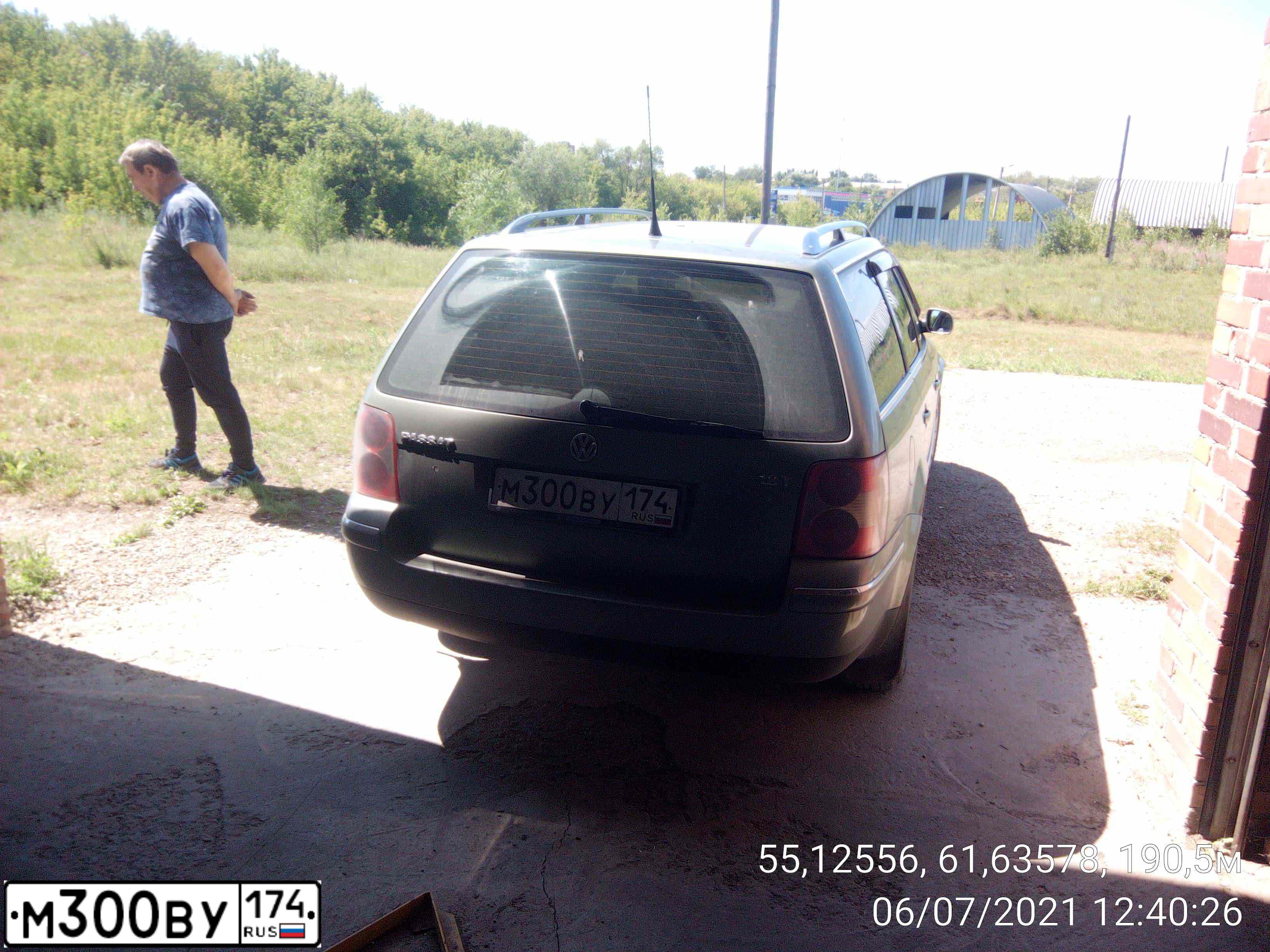 Фото автомобиля VOLKSWAGEN PASSAT, 2004 — госномер М300ВУ174. Цвет: СЕРО-ЗЕЛЕНЫЙ
