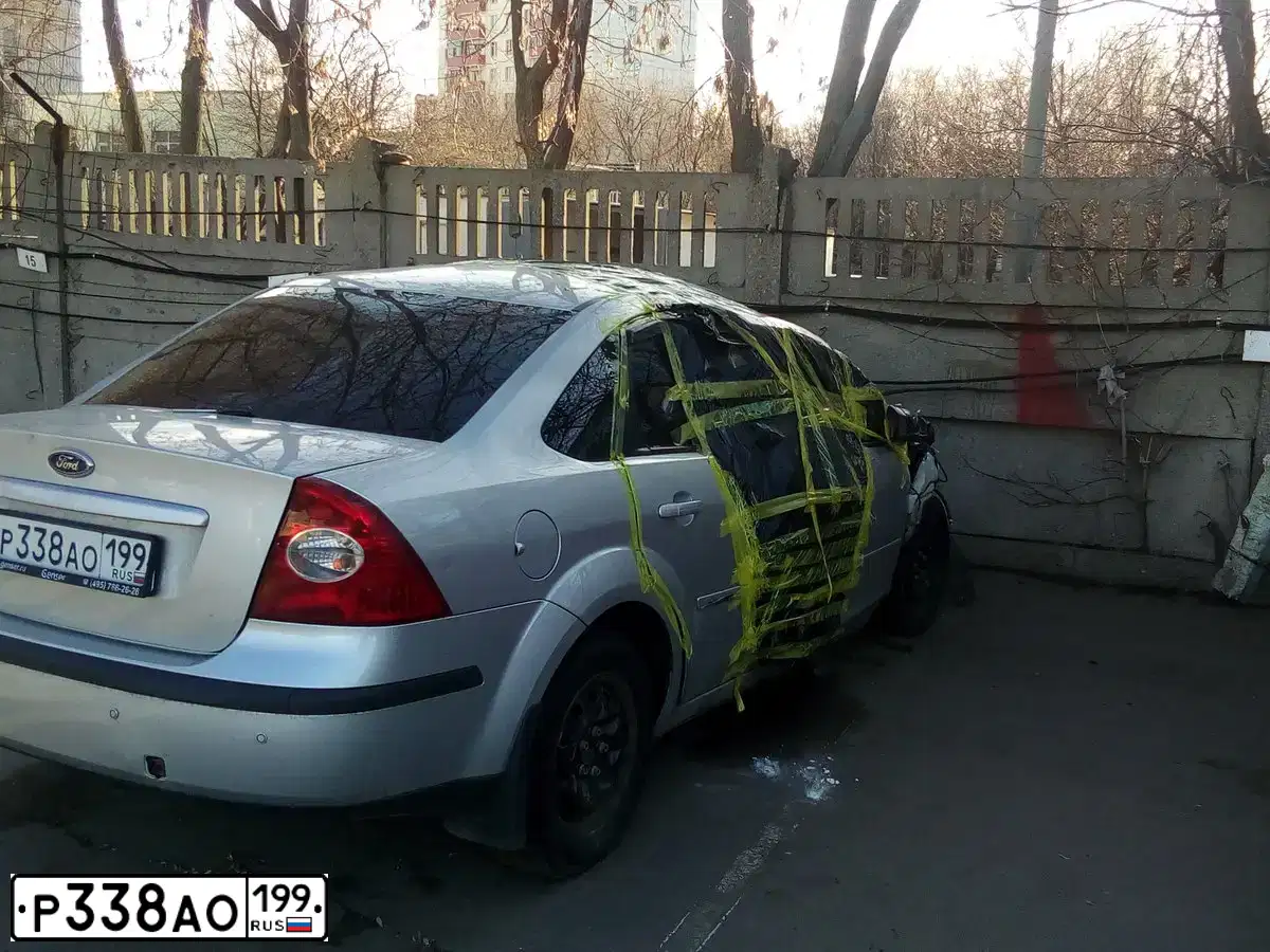 Фото автомобиля FORD FOCUS, 2007 — госномер Р338АО199. Цвет: СЕРЕБРИСТЫЙ