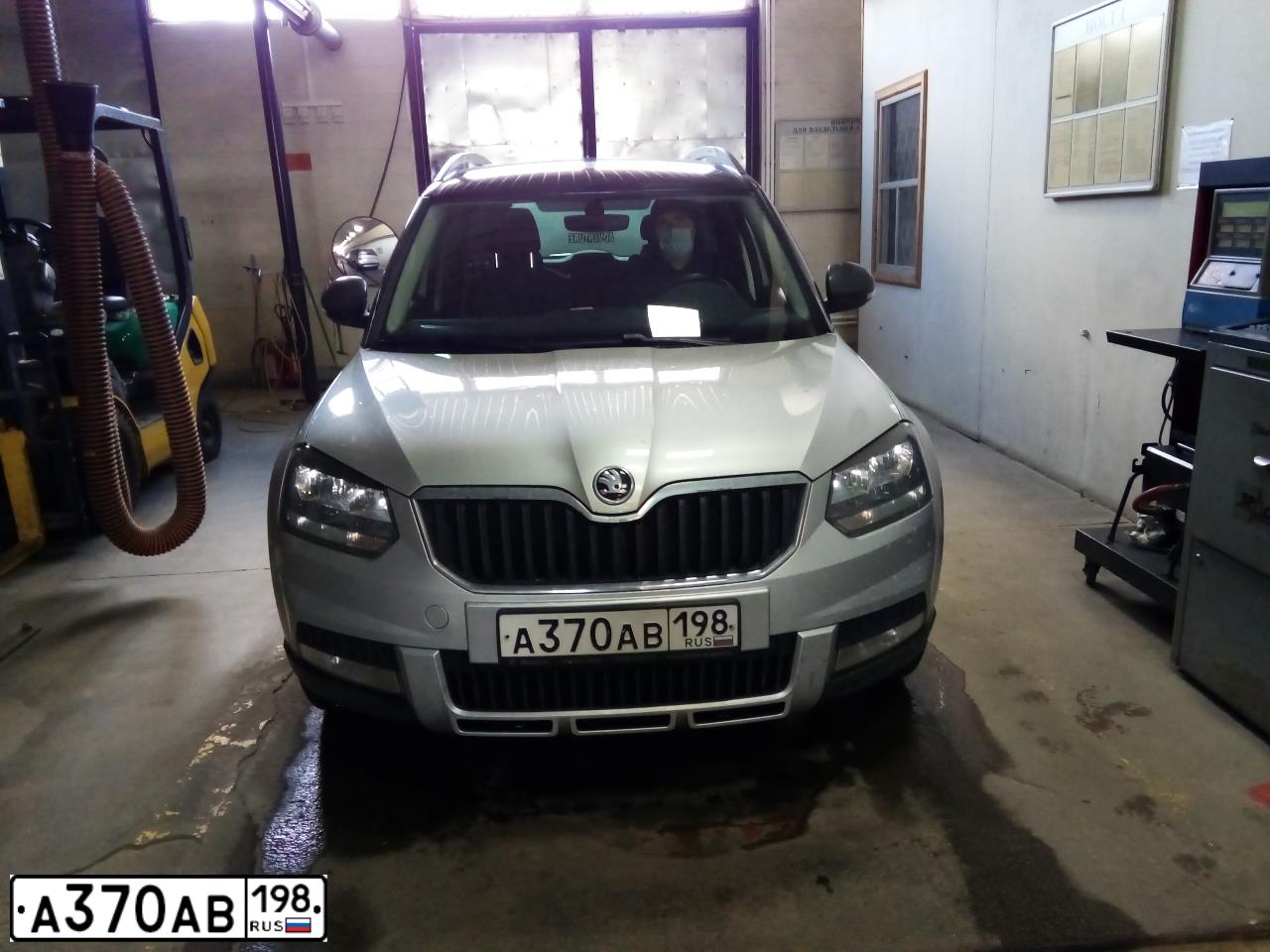 Фото автомобиля SKODA YETI, 2017 — госномер Е134МА164. Цвет: Серебристый