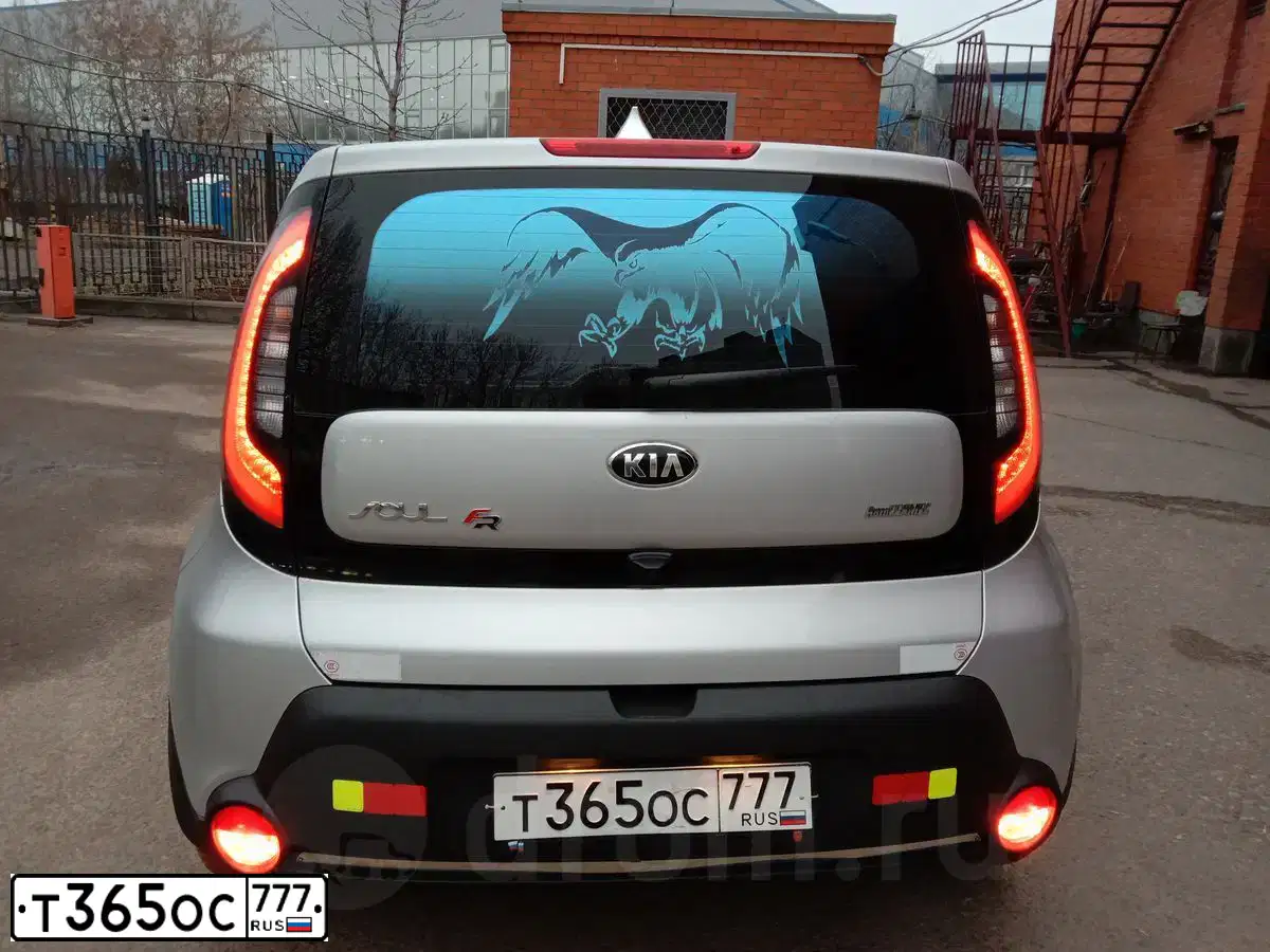 Фото автомобиля KIA SOUL, 2015 — госномер Р355АР790. Цвет: СЕРЫЙ
