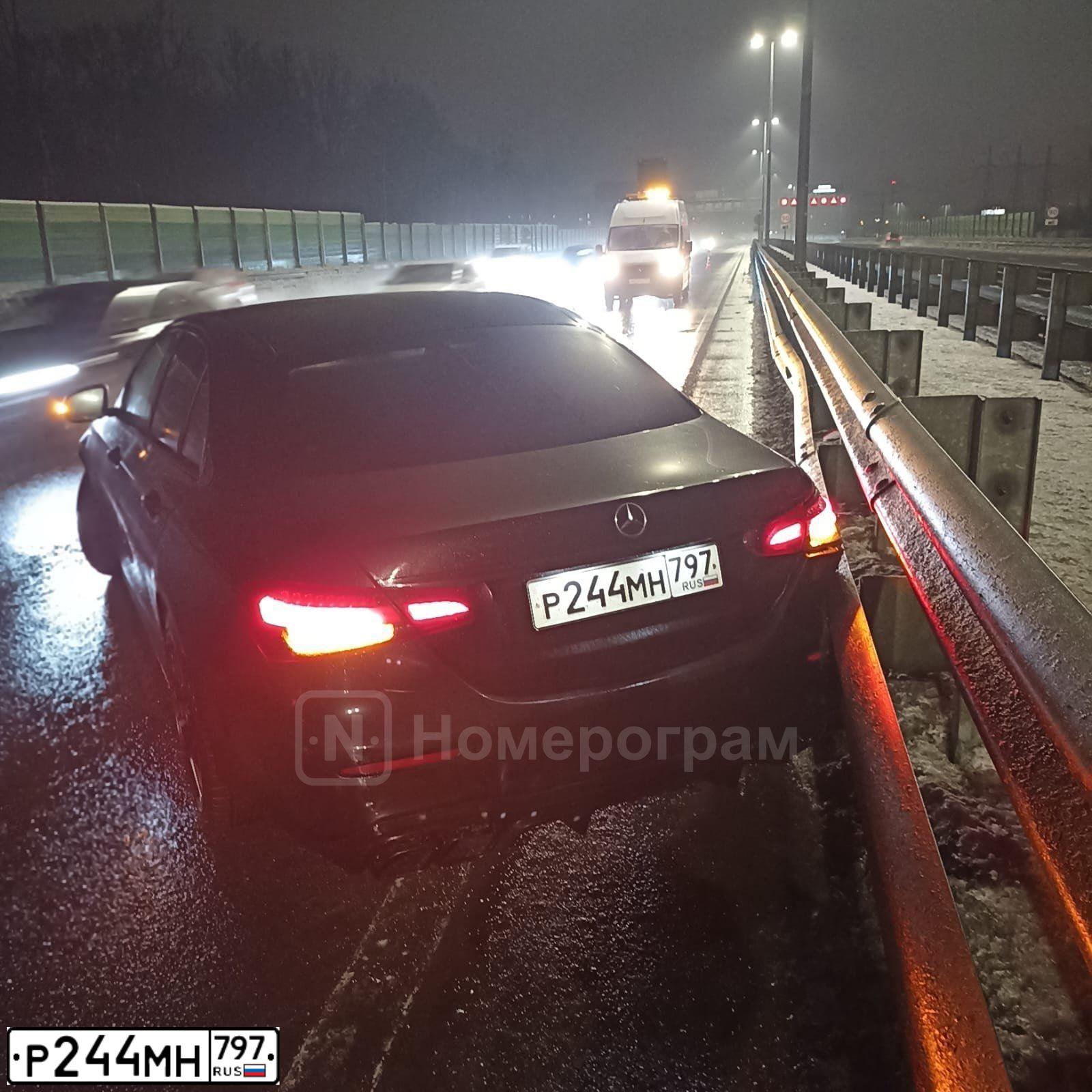 Фото автомобиля MERCEDES-BENZ E 200 4MATIC, 2022 — госномер А248АХ550. Цвет: ЧЕРНЫЙ