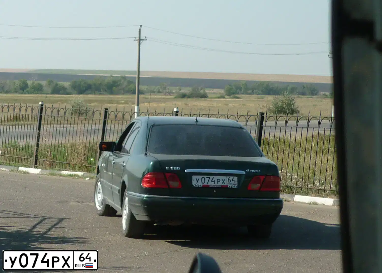 Фото автомобиля MERCEDES E-KLASSE, 1997 — госномер Н666АХ64. Цвет: ЗЕЛЕНЫЙ