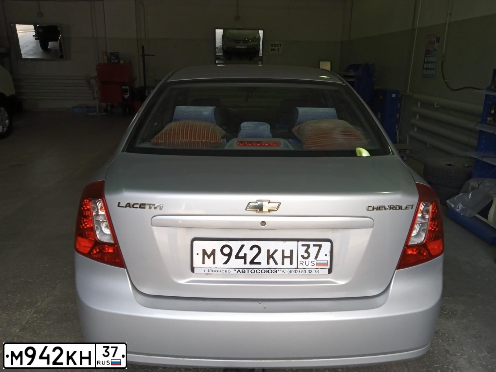 Фото автомобиля CHEVROLET LACETTI, 2007 — госномер М942КН37. Цвет: Серебристый