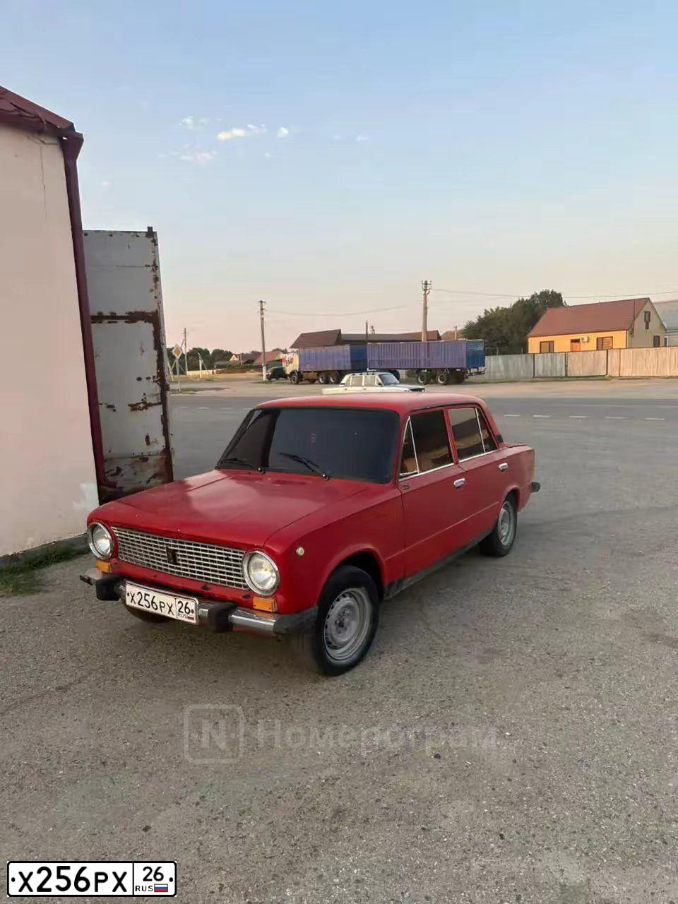 Фото автомобиля LADA 2101, 1972 — госномер Х256РХ26. Цвет: КРАСНЫЙ