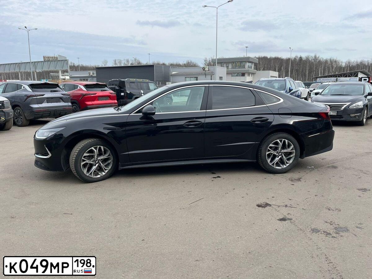Фото автомобиля HYUNDAI SONATA, 2020 — госномер Н345МЕ10. Цвет: ЧЕРНЫЙ