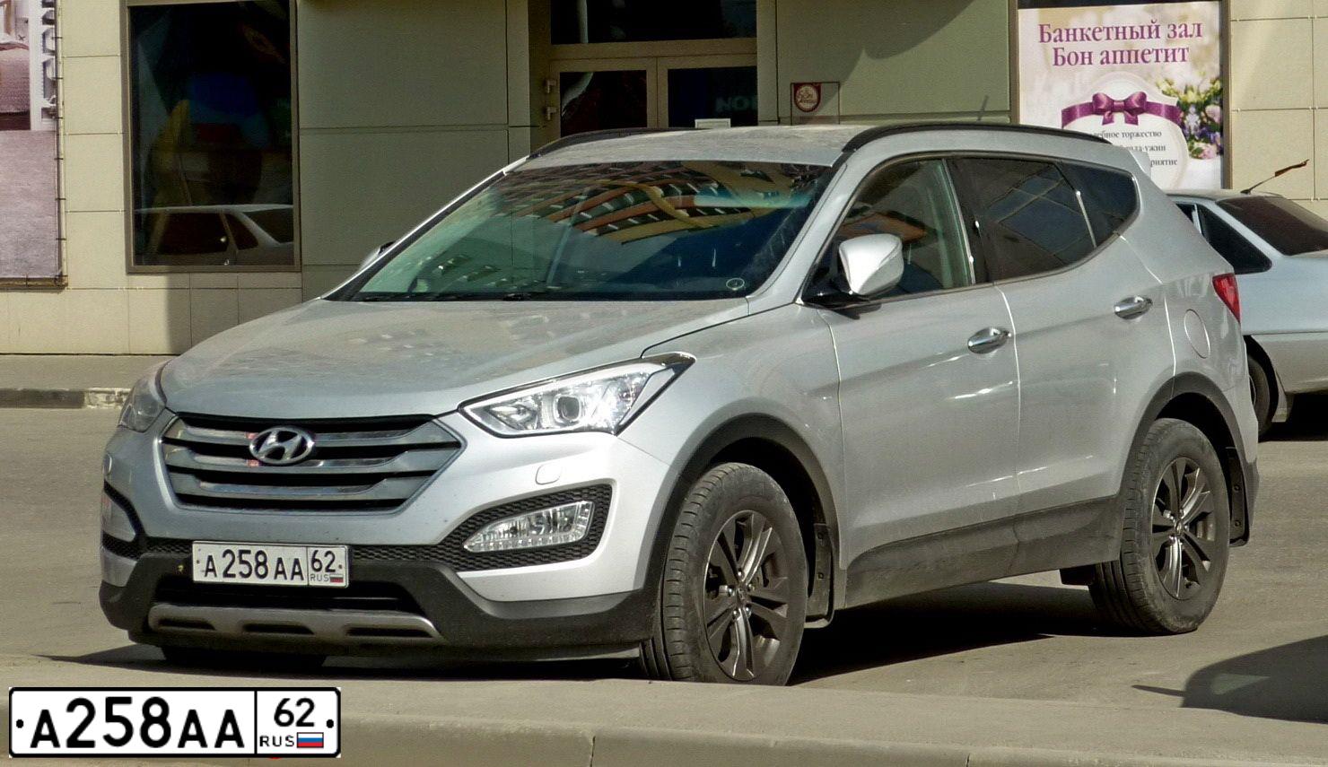Фото автомобиля HYUNDAI SANTA FE, 2012 — госномер К866СХ62. Цвет: серебристый
