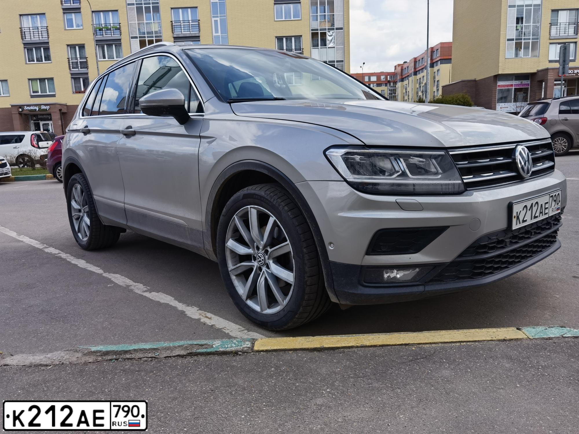 Фото автомобиля VOLKSWAGEN TIGUAN, 2018 — госномер К212АЕ790. Цвет: Серебристый