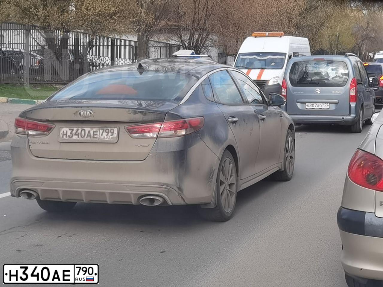 Фото автомобиля VOLKSWAGEN TOUAREG, 2011 — госномер М682АО977. Цвет: синий