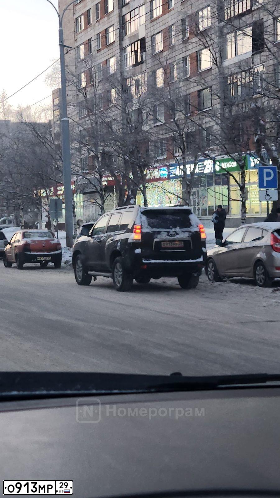 Фото автомобиля VOLVO S80, 2005 — госномер О913МР29. Цвет: ТЕМНО СИНИЙ