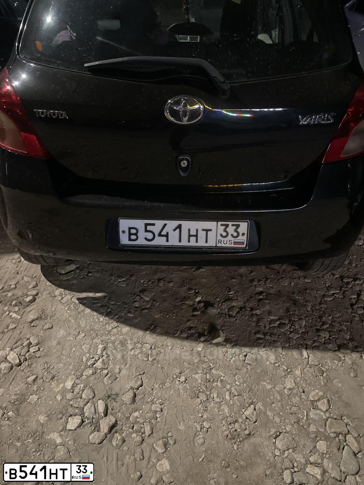 Фото автомобиля TOYOTA YARIS, 2008 — госномер Т880УО33. Цвет: ЧЕРНЫЙ