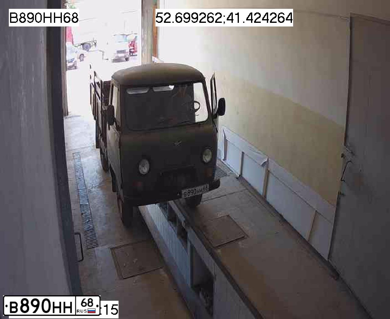Фото автомобиля УАЗ 3303, 1998 — госномер С533АВ68. Цвет: ЗАЩИТНЫЙ