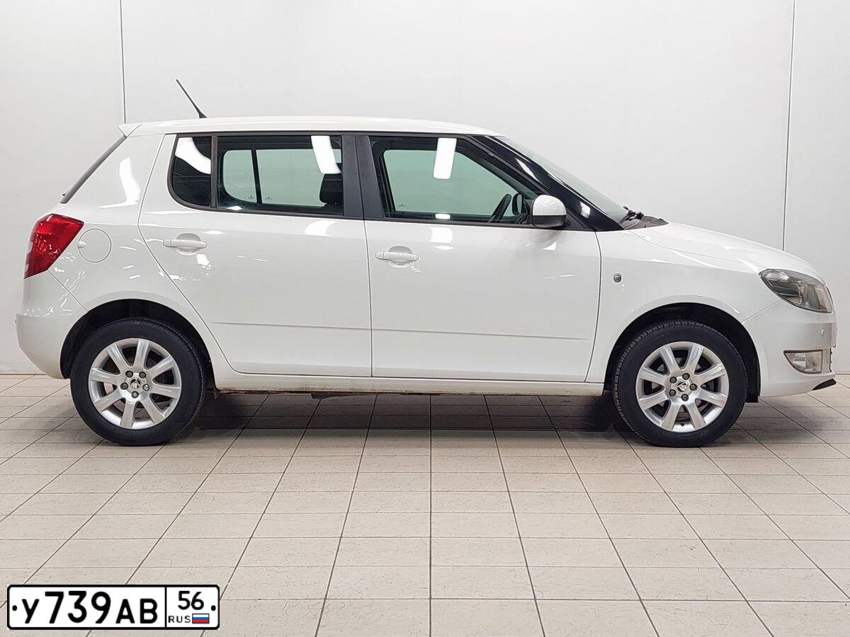 Фото автомобиля SKODA FABIA, 2013 — госномер С807ВА977. Цвет: Белый