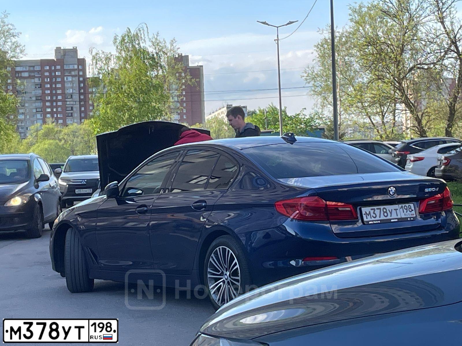 Фото автомобиля BMW SERIE 5, 2019 — госномер М378УТ198. Цвет: синий