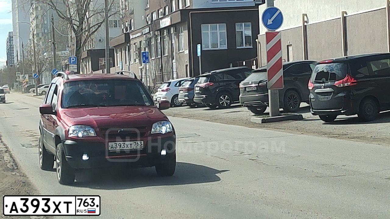 Фото автомобиля CHEVROLET NIVA, 2011 — госномер Р246УВ716. Цвет: Ярко-красный металлик