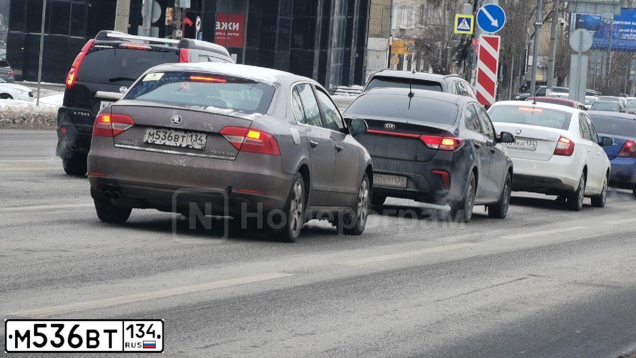 Фото автомобиля SKODA SUPERB, 2013 — госномер Н652ТА134. Цвет: СЕРО-СИРЕНЕВЫЙ