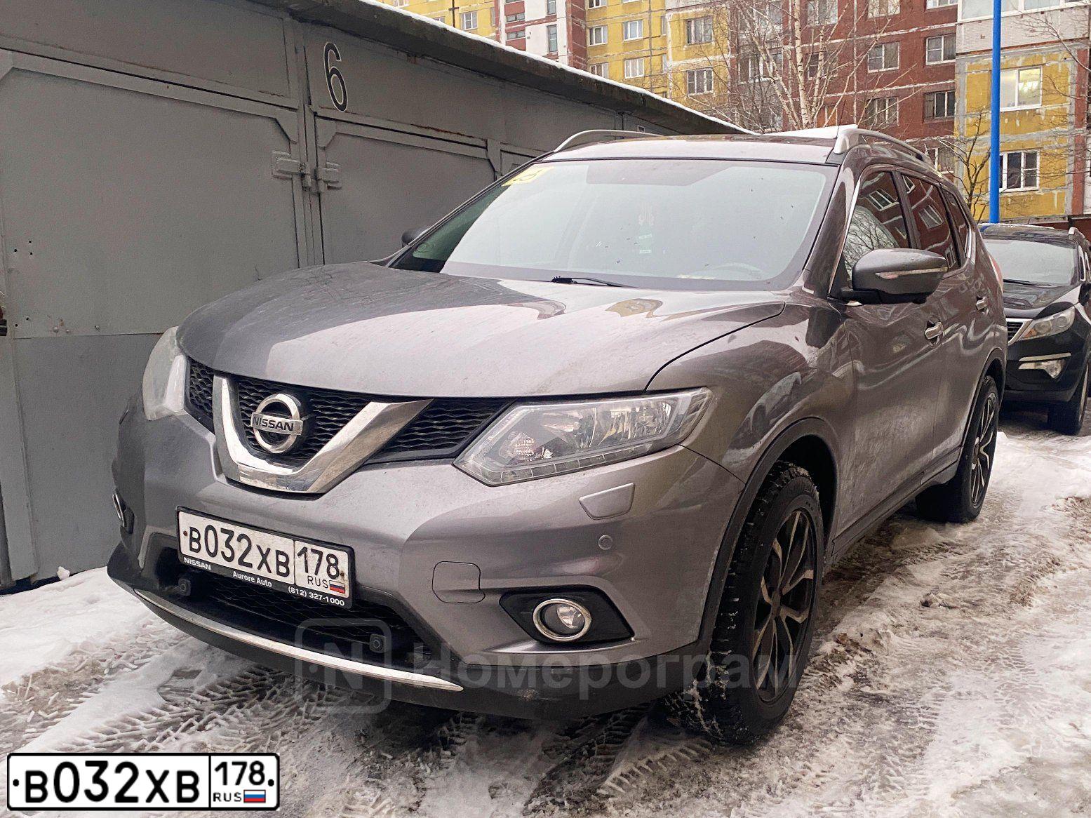 Фото автомобиля NISSAN X-TRAIL, 2015 — госномер В032ХВ178. Цвет: СЕРЫЙ