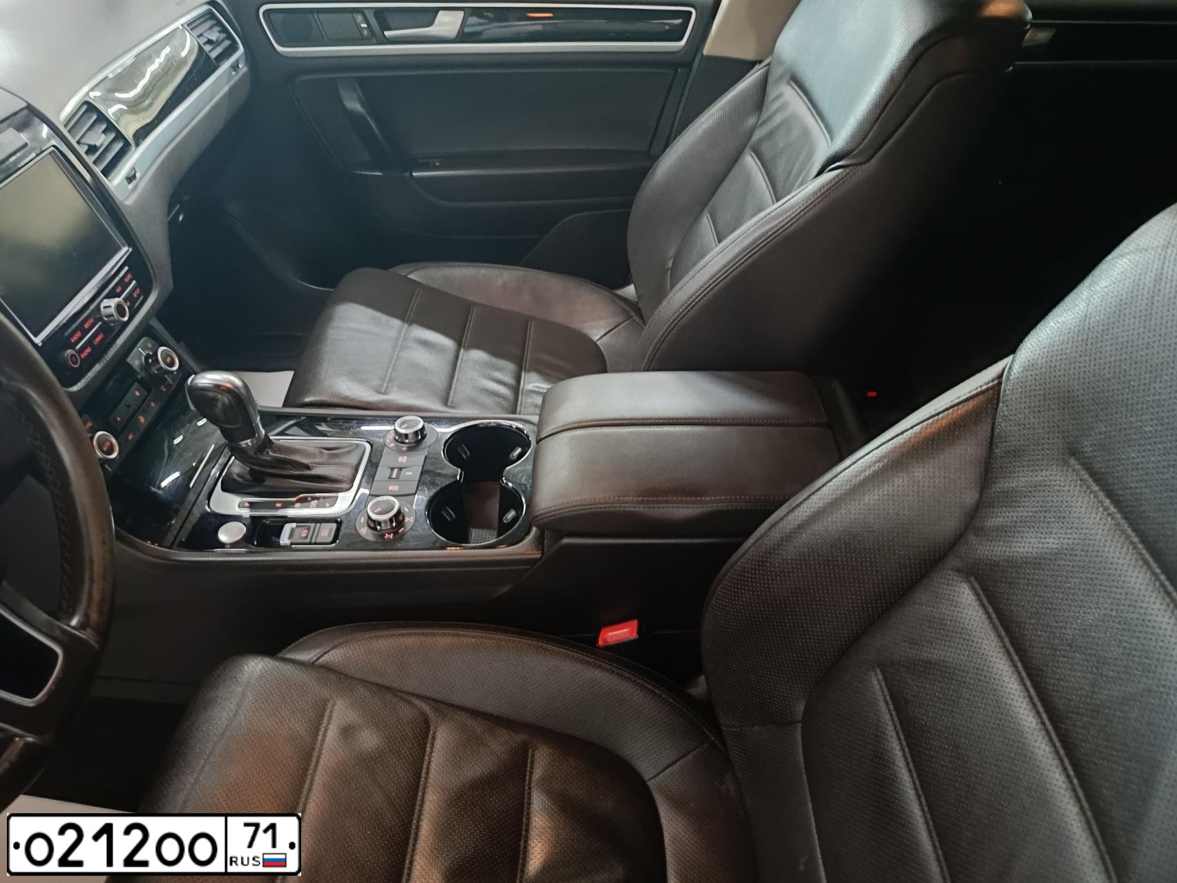 Фото автомобиля VOLKSWAGEN TOUAREG, 2008 — госномер О201ЕЕ40. Цвет: ЧЕРНО-СЕРЫЙ