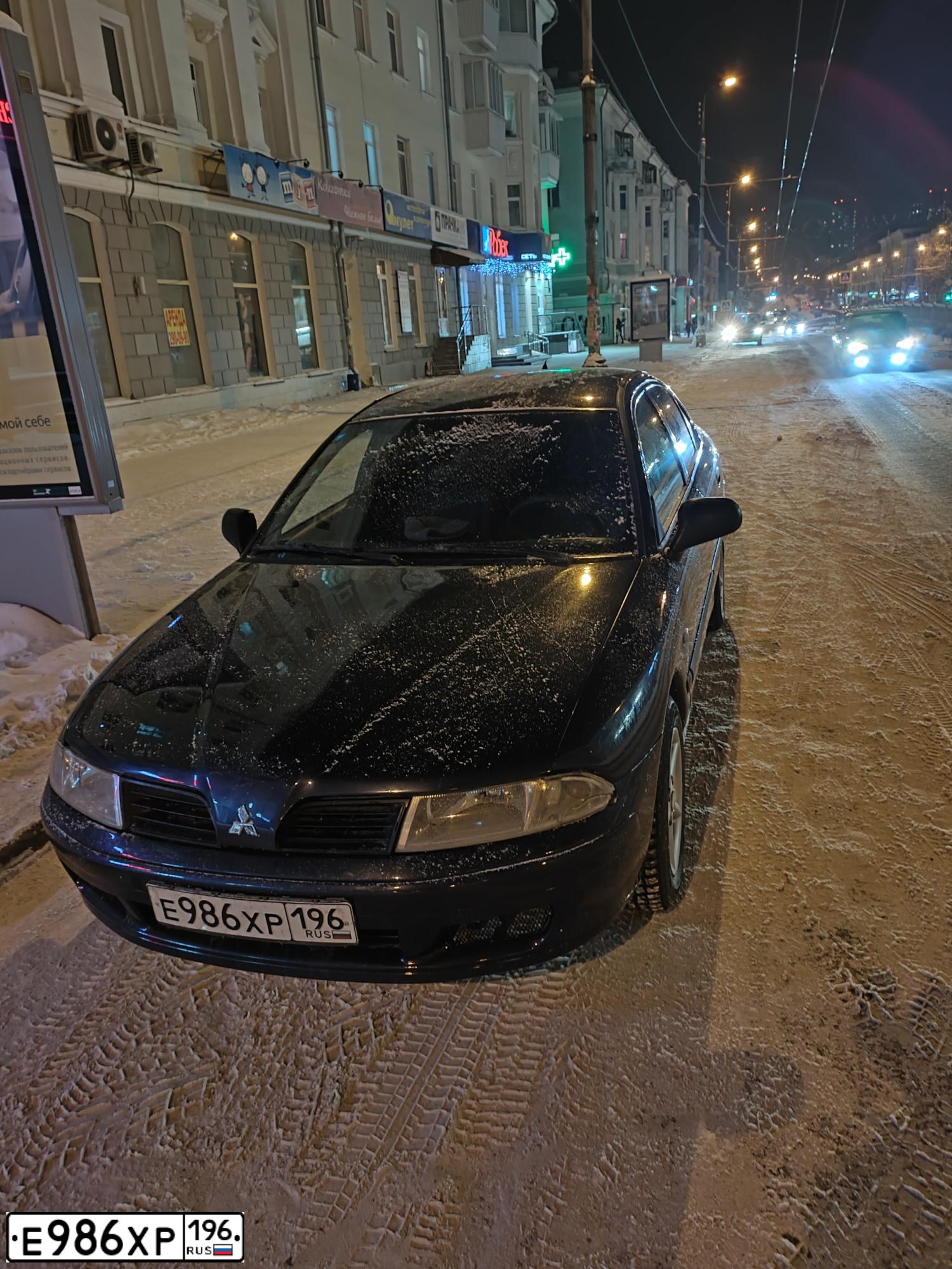 Фото автомобиля MITSUBISHI CARISMA, 2001 — госномер Т959ТА196. Цвет: ТЕМНО-СИНИЙ