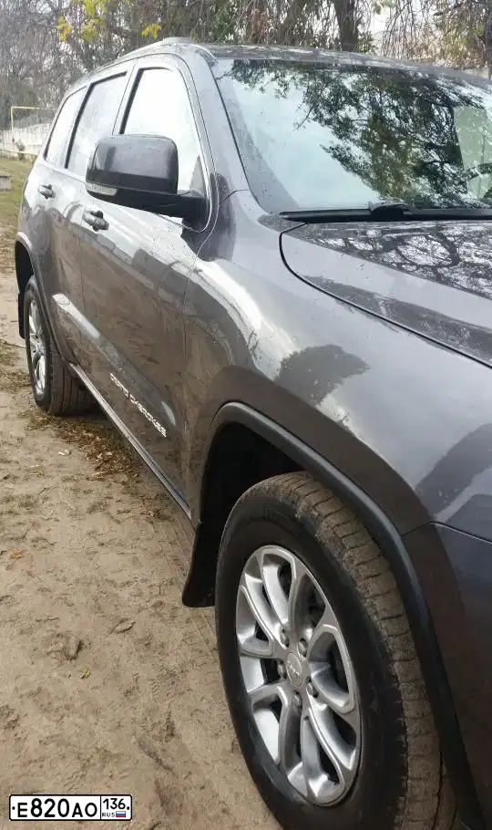 Фото автомобиля JEEP GRAND CHEROKEE, 2013 — госномер Е820АО136. Цвет: Серый
