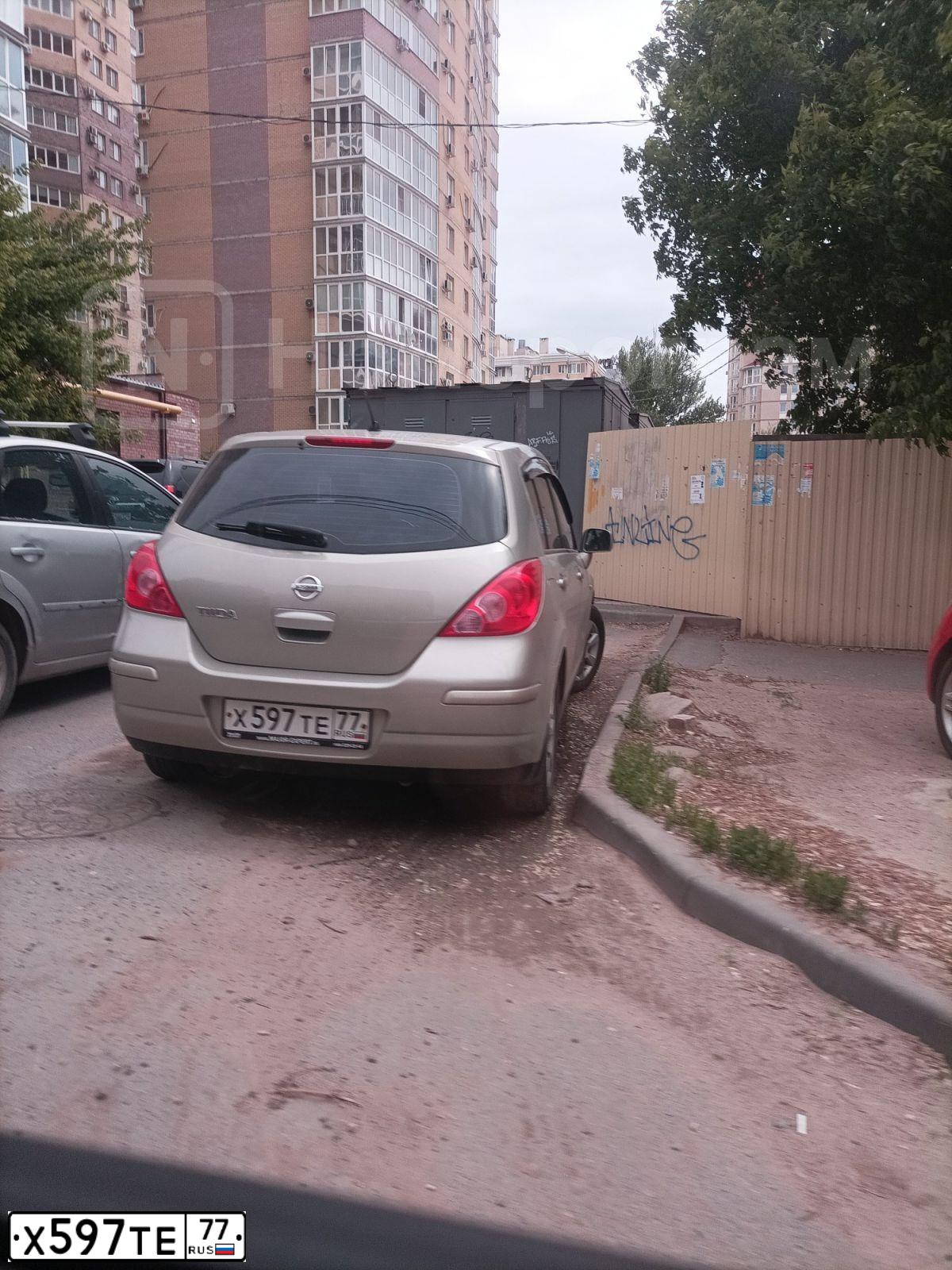 Фото автомобиля NISSAN TIIDA, 2008 — госномер Х597ТЕ77. Цвет: ЗОЛОТИСТЫЙ