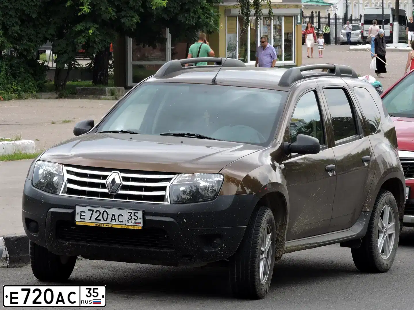 Фото автомобиля RENAULT DUSTER, 2013 — госномер Е720АС35. Цвет: Коричневый